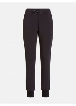 Damskie spodnie dresowe GUESS ALLIE SCUBA CUFF PANTS - czarne ze sklepu Sportstylestory.com w kategorii Spodnie damskie - zdjęcie 153752648