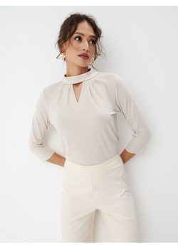 Mohito - Beżowa bluzka ze stójką - Kremowy ze sklepu Mohito w kategorii Bluzki damskie - zdjęcie 153768715