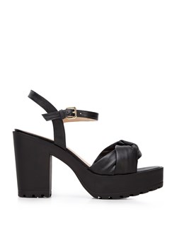 Sandały skórzane z miękkim paskiem na platformie czarne ze sklepu WITTCHEN w kategorii Sandały damskie - zdjęcie 153778719