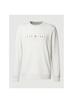 Bluza z nadrukiem z logo model ‘JJFLAG SWEAT CREW NECK’ ze sklepu Peek&Cloppenburg  w kategorii Bluzy męskie - zdjęcie 154076939