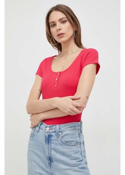 Guess t-shirt KARLEE damski kolor różowy W2YP24 KBCO2 ze sklepu ANSWEAR.com w kategorii Bluzki damskie - zdjęcie 154080837