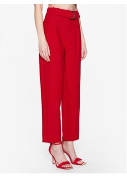 NAF NAF Spodnie materiałowe Edara XENP28 Czerwony Regular Fit ze sklepu MODIVO w kategorii Spodnie damskie - zdjęcie 154196527