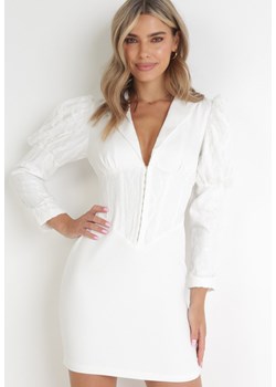 Biała Koronkowa Sukienka Taliowana z Trójkątnym Dekoltem Hidi ze sklepu Born2be Odzież w kategorii Sukienki - zdjęcie 154199046