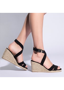 Damskie sandały na koturnie z plecionymi paskami czarne ze sklepu WITTCHEN w kategorii Sandały damskie - zdjęcie 154354077
