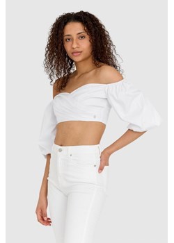 GUESS - Krótka biała bluzka damska z bufiastymi rękawami ze sklepu outfit.pl w kategorii Bluzki damskie - zdjęcie 154437345
