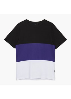 Cropp - Trójkolorowa koszulka w szerokie pasy - fioletowy ze sklepu Cropp w kategorii T-shirty męskie - zdjęcie 154464749