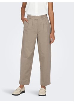 ONLY Spodnie materiałowe 15250445 Brązowy Loose Fit ze sklepu MODIVO w kategorii Spodnie damskie - zdjęcie 154469919