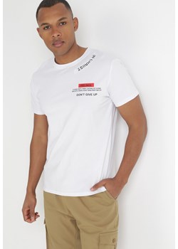 Biała Koszulka z Krótkimi Rękawami i Ozdobnymi Napisami Clemata ze sklepu Born2be Odzież w kategorii T-shirty męskie - zdjęcie 154511026