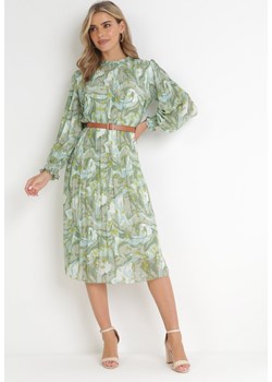 Zielona Sukienka Midi z Plisowanej Tkaniny z Paskiem z Klamerką Siaha ze sklepu Born2be Odzież w kategorii Sukienki - zdjęcie 154537139