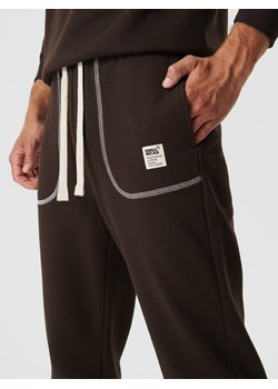 Sinsay - Spodnie dresowe jogger - brązowy ze sklepu Sinsay w kategorii Spodnie męskie - zdjęcie 155856806