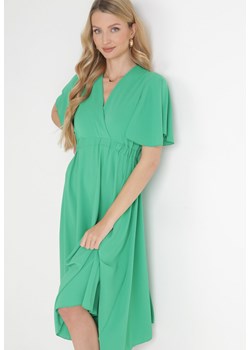 Zielona Rozkloszowana Sukienka Midi z Kopertowym Dekoltem i Gumką w Talii Muntani ze sklepu Born2be Odzież w kategorii Sukienki - zdjęcie 155929896