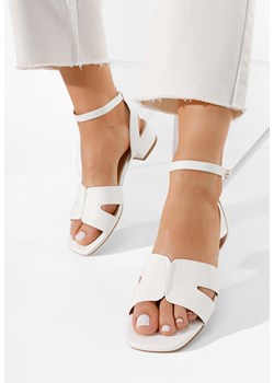 Białe sandały na niskim słupku Briena ze sklepu Zapatos w kategorii Sandały damskie - zdjęcie 155935839
