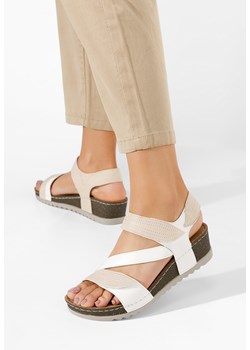 Białe sandały na koturnie Falia ze sklepu Zapatos w kategorii Sandały damskie - zdjęcie 155935979