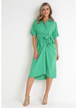 Zielona Koszulowa Sukienka Midi z Ozdobnym Wiązaniem i Marszczeniem Eudolia ze sklepu Born2be Odzież w kategorii Sukienki - zdjęcie 155937869