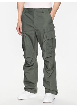 Tommy Jeans Spodnie materiałowe Aiden DM0DM15970 Zielony Baggy Fit ze sklepu MODIVO w kategorii Spodnie męskie - zdjęcie 155944127