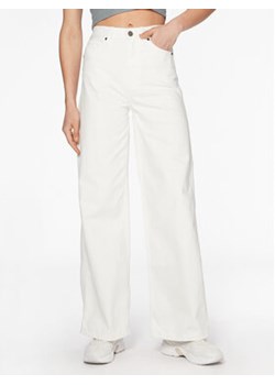 Calvin Klein Jeansy K20K205160 Biały Relaxed Fit ze sklepu MODIVO w kategorii Jeansy damskie - zdjęcie 155981517