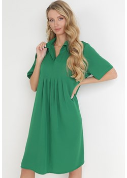 Zielona Rozkloszowana Sukienka z Zakładkami i Kołnierzykiem Alisano ze sklepu Born2be Odzież w kategorii Sukienki - zdjęcie 156022817
