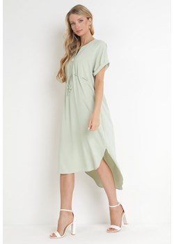 Zielona Pudełkowa Sukienka z Ozdobnym Guzikiem i Przedłużonym Tyłem Assaki ze sklepu Born2be Odzież w kategorii Sukienki - zdjęcie 156022856