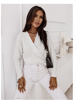 Elegancka bluzka z przekładanym dekoltem XARIA - biała ze sklepu magmac.pl w kategorii Bluzki damskie - zdjęcie 156052879