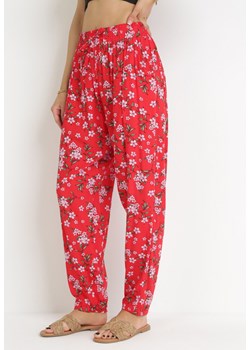 Czerwone Wiskozowe Spodnie z Gumką w Pasie w Kwiaty Mitsutake ze sklepu Born2be Odzież w kategorii Spodnie damskie - zdjęcie 156075475