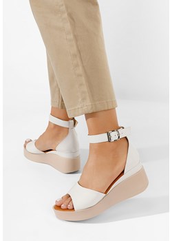 Białe sandały na koturnie skórzane Salegia ze sklepu Zapatos w kategorii Sandały damskie - zdjęcie 156101557