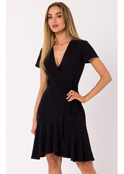 Sukienka kopertowa z falbaną w kolorze czarnym M741, Kolor czarny, Rozmiar L, MOE ze sklepu Primodo w kategorii Sukienki - zdjęcie 156117886