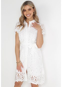 Biała Koszulowa Sukienka z Koronkowej Tkaniny z Materiałowym Paskiem Noraly ze sklepu Born2be Odzież w kategorii Sukienki - zdjęcie 156183109