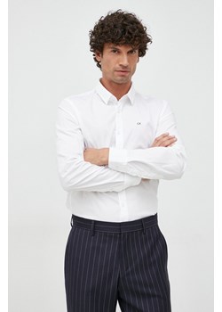Calvin Klein koszula męska kolor biały slim z kołnierzykiem klasycznym ze sklepu ANSWEAR.com w kategorii Koszule męskie - zdjęcie 156193066