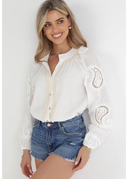 Biała Bawełniana Koszula z Szydełkowymi Wstawkami ze Wzorem Paisley Laiyla ze sklepu Born2be Odzież w kategorii Koszule damskie - zdjęcie 156252036