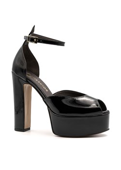 Czarne lakierowane sandały na słupku i platformie 123S ze sklepu NESCIOR w kategorii Sandały damskie - zdjęcie 156262389
