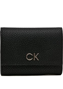 Calvin Klein Portfel Re-Lock Trifold Md ze sklepu Gomez Fashion Store w kategorii Portfele damskie - zdjęcie 156310286