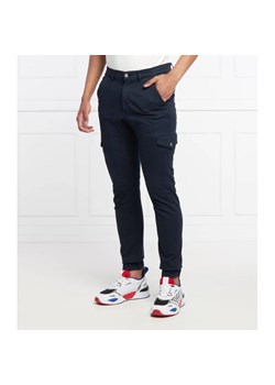 GUESS JEANS Spodnie jogger NEW KOMBAT | Slim Fit | z dodatkiem lnu ze sklepu Gomez Fashion Store w kategorii Spodnie męskie - zdjęcie 156670425
