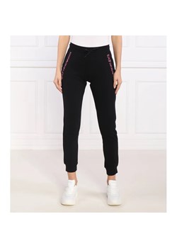 EA7 Spodnie dresowe | Regular Fit ze sklepu Gomez Fashion Store w kategorii Spodnie damskie - zdjęcie 156672775