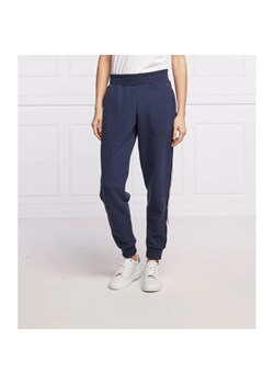 Tommy Hilfiger Spodnie dresowe | Regular Fit ze sklepu Gomez Fashion Store w kategorii Spodnie damskie - zdjęcie 156672847