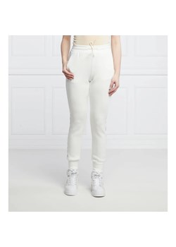 GUESS ACTIVE Spodnie dresowe ALLIE | Regular Fit ze sklepu Gomez Fashion Store w kategorii Spodnie damskie - zdjęcie 156675317