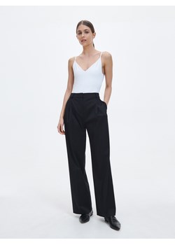 Reserved - Body slim fit - Biały ze sklepu Reserved w kategorii Bluzki damskie - zdjęcie 156700088