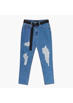 Cropp - Niebieskie mom jeans z paskiem - niebieski ze sklepu Cropp w kategorii Jeansy damskie - zdjęcie 156855725