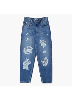 Cropp - Niebieskie jeansy mom z postrzępieniami - niebieski ze sklepu Cropp w kategorii Jeansy damskie - zdjęcie 156855869