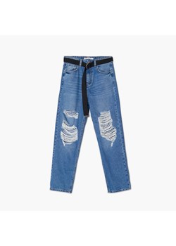 Cropp - Niebieskie jeansy mom z paskiem - niebieski ze sklepu Cropp w kategorii Jeansy damskie - zdjęcie 156855877