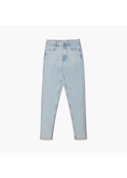 Cropp - Jasnoniebieskie jeansy mom slim - niebieski ze sklepu Cropp w kategorii Jeansy damskie - zdjęcie 156855878