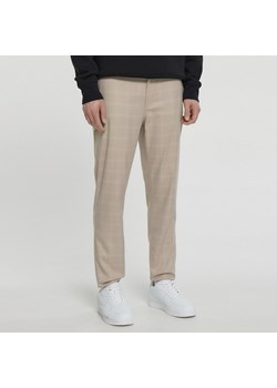 Cropp - Spodnie jogger slim w kratę - beżowy ze sklepu Cropp w kategorii Spodnie męskie - zdjęcie 156856598