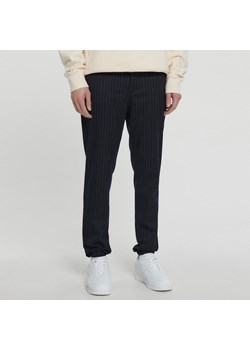 Cropp - Spodnie jogger slim w paski - granatowy ze sklepu Cropp w kategorii Spodnie męskie - zdjęcie 156856599