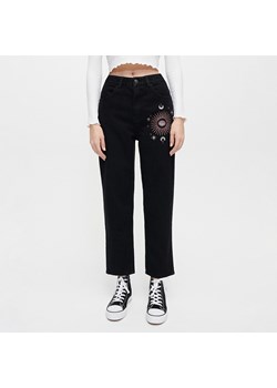 Czarne jeansy mom fit z haftem na nogawce - Czarny ze sklepu House w kategorii Jeansy damskie - zdjęcie 156857397