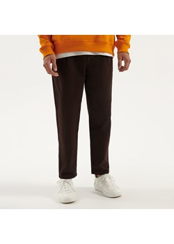 Gładkie spodnie carrot fit brązowe - Brązowy ze sklepu House w kategorii Spodnie męskie - zdjęcie 156865705