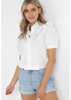 Biała Koszula z Krótkim Rękawem i Koronkowymi Wstawkami Alija ze sklepu Born2be Odzież w kategorii Koszule damskie - zdjęcie 156880267
