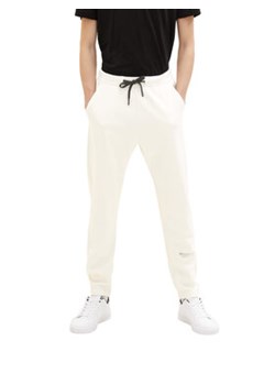 Tom Tailor Denim Spodnie materiałowe 1035660 Biały ze sklepu MODIVO w kategorii Spodnie męskie - zdjęcie 156918447