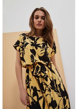 Wiskozowa sukienka z roślinnym wzorem ze sklepu Moodo.pl w kategorii Sukienki - zdjęcie 156944875