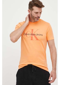 Calvin Klein Jeans t-shirt bawełniany kolor pomarańczowy z nadrukiem ze sklepu ANSWEAR.com w kategorii T-shirty męskie - zdjęcie 156954058