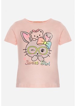 Jasnoróżowa Koszulka z Kolorowym Nadrukiem Króliczka i Cyrkoniami Qlani ze sklepu Born2be Odzież w kategorii Bluzki dziewczęce - zdjęcie 157033447