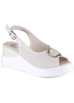 Skórzane sandały na koturnie Filippo W DS4406 beżowe białe ze sklepu ButyModne.pl w kategorii Sandały damskie - zdjęcie 157049779